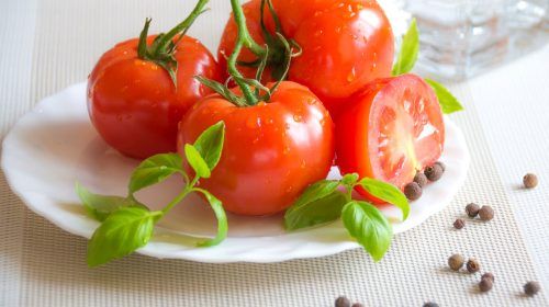 ¿Sabías que el Tomate tiene una extraña y apasionante historia? El actual rey de los vegetales, las salsas y el ingrediente fundamental en recetas como la ensalada o la pasta, fue considerado no apto para uso alimentario durante siglos, atravesando multitud de confusiones, calumnias y crisis de identidad. Su origen continúa siendo un misterio hoy en día y los historiadores siguen discutiendo si procede de México o de los bajos Andes, generando en ocasiones verdaderas disputas diplomáticas. Bodega de los Secretos, el oasis subterráneo de Madrid, te explica todas sus curiosidades y, además, te anima a probar su Ensalada de ventresca con 4 variedades de tomate.  1. La historia del tomate comenzó en tierras sudamericanas, en la costa de Perú, aunque otros plantean que surgió en el sur de México con los Aztecas, alrededor del año 700 A.C. 2. La palabra tomate, deriva de la palabra en nahuatl (lenguaje que hablaban los aztecas de América Central) “tomatl” y apareció impresa por primera vez en el año 1595, por entonces era considerado un fruto venenoso. 3. Hernán Cortés encontró estos frutos creciendo en los jardines de Moctezum y los llevó en su viaje de regreso al Viejo Continente. Una vez en Europa, la tomatera se comenzó a cultivar sólo por su hermosura, para adornar, aunque nadie se atrevía a probar sus brillantes bayas. 4. Los tomates se conocieron originalmente con el nombre de «manzanas de amor», posiblemente basado en un inadecuada traducción del nombre italiano pomo d'oro («manzana dorada»), también se les atribuían propiedades afrodisíacas y mágicas. 5. Por error, los botánicos europeos lo incluyeron dentro de la misma familia de la mandrágora. La mandrágora era conocida en aquella época como una planta tóxica. Y, por extensión, desde principios del siglo XVII y durante dos siglos después, se creyó que el tomate era también un producto tóxico. 6. Es una fruta. La clasificación del tomate como fruta o vegetal tuvo a lo largo de la historia algunas divertidas controversias. Hacia 1893, un importador de los Estados Unidos declaró el tomate como fruto, para evitar los impuestos que entonces tenían los vegetales. La Suprema Corte del país, para poder cobrar el impuesto sobre el tomate, lo declaró vegetal, alegando que la población lo consumía como tal. 7. El tomate engorda muy poco, de hecho, 100 gramos de tomate aportan solamente 18  kcal. 8. El tomate es una fuente importante de ciertos minerales (como el potasio y el magnesio). De su contenido en vitaminas destacan la B1, B2, B5 y la C. alimentación Alimentación saludable Alimentación equilibrada Nutricion Tomate