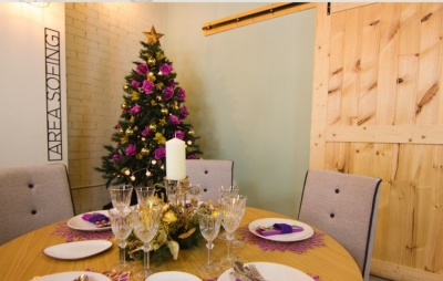 Cómo decorar una mesa sin mantel para esta Navidad