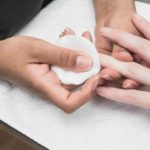 Cómo retirar el esmalte sin dañar la uña natural