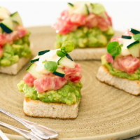 RECETA DE TOSTA DE AGUACATE Y ATÚN PARA UN DELICIOSO TENTENPIÉ
