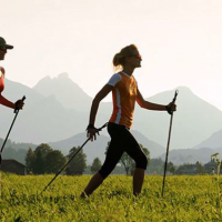 terapia Nordic Walking con múltiples beneficios para la salud mental y física