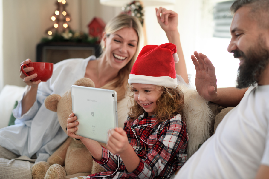 Celebrar la Navidad con los tuyos y a distancia: la tecnología te ayuda a mantener la magia de las fiestas de forma segura