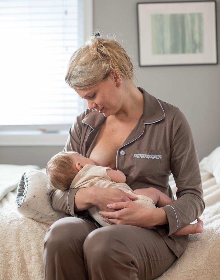 Estas son las cuatro mejores posiciones para dar el pecho a tu bebé