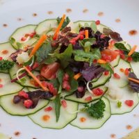 Carpaccio de brotes baby leaf y calabacín