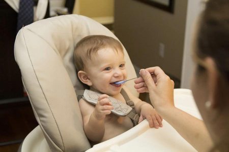Cómo alimentar a un bebé en su primer año de vida, pautas y recomendaciones del COF Gipuzkoa