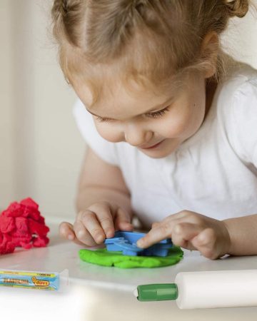 ¿Sabías que la plastilina ayuda a desarrollar la motricidad fina de nuestros niños?