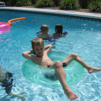 Este verano, poner una valla en la piscina y proteger a la familia.