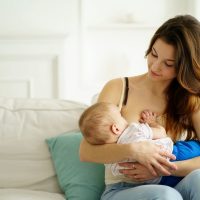 Siete tips para cuidar el pecho tras el parto