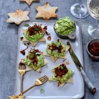 CROSTINI DE GUACAMOLE CON CHALOTAS CARAMELIZADAS Y QUESO FETA