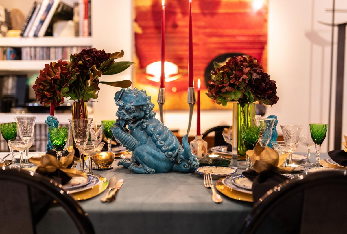 El diseñador Alejandro Briones nos cuenta cómo decorar la mesa en Navidad.