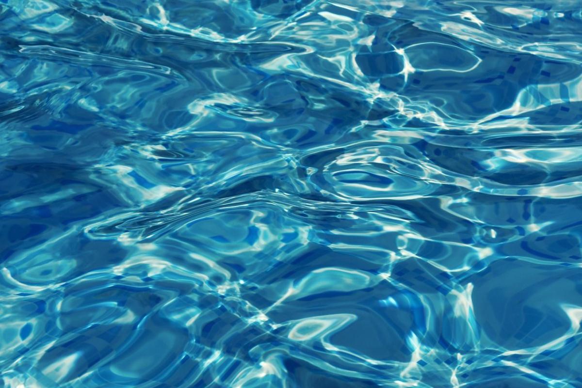 beneficios de la cloración salina para la piscina y cómo realizarlo