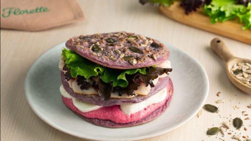 Sandwich de tortitas de patata morada con pavo, mozzarella y brotes tiernos Florette