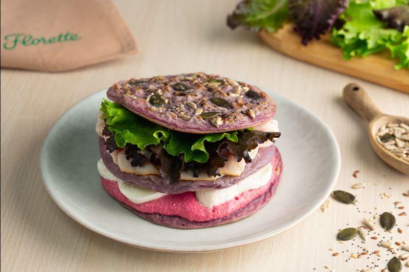 Recetas healthy para celebrar el 8M: Sandwich de tortitas de patata morada con pavo, mozzarella y brotes tiernos Florette