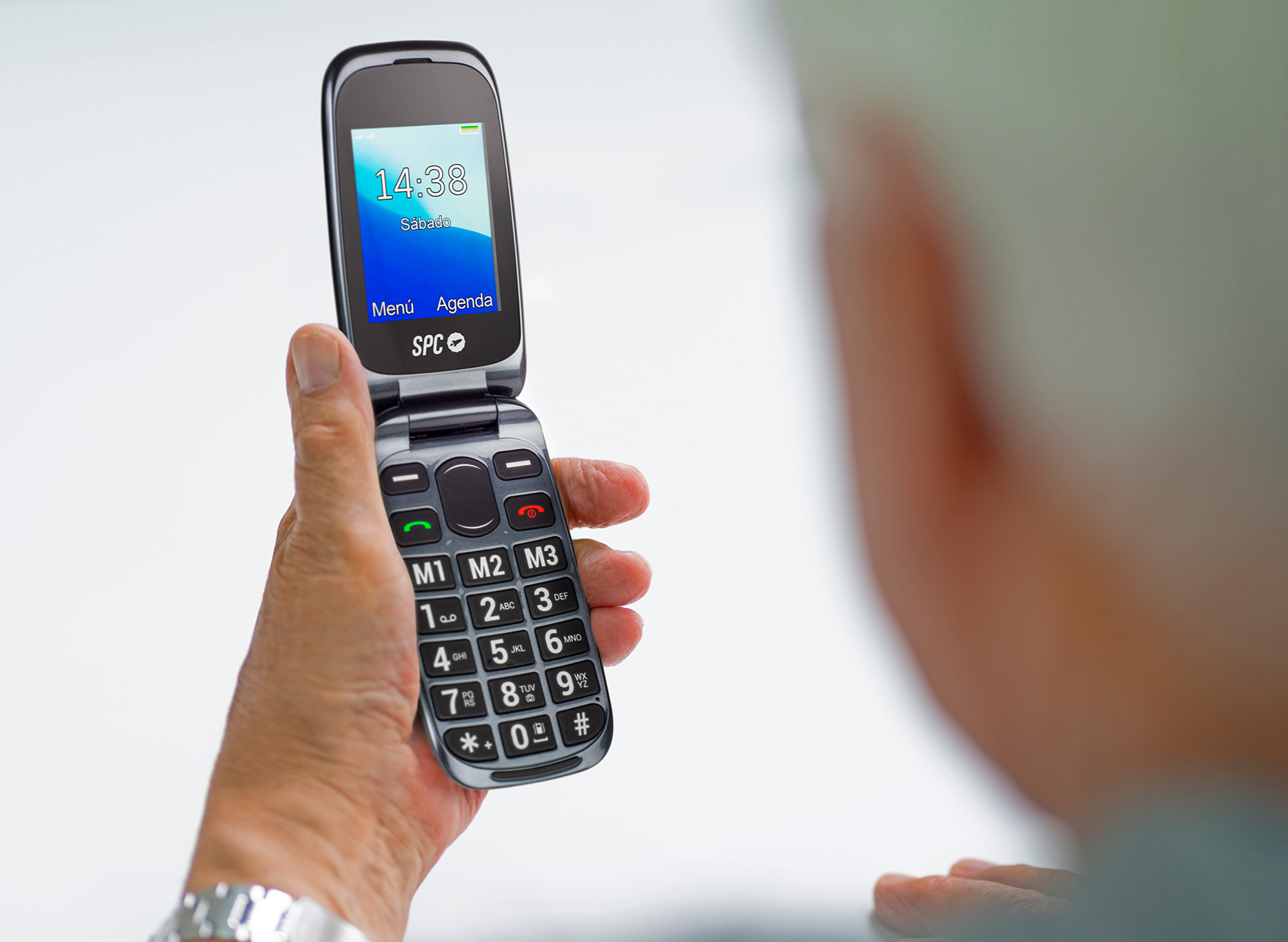 SPC mejora los móviles para seniors y los hace compatibles con los audífonos.