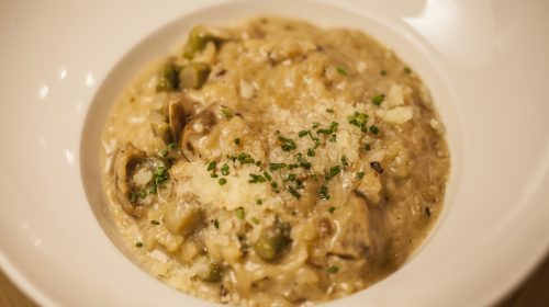 En la cocina, el arroz es uno de los ingredientes más versátiles y populares en todo el mundo. Su preparación puede parecer sencilla, pero lograr un arroz perfectamente cocido, suelto y con el punto justo puede ser complicado. Bodega de los secretos, nos revela sus mejores trucos para cocinar arroz de manera eficiente y obtener un resultado delicioso, desde la elección de la olla adecuada hasta los tiempos de cocción y los trucos para obtener una consistencia suelta y esponjosa.