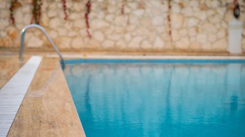 Cómo recuperar el agua de la piscina después de las tormentas