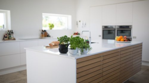 ¿Cuáles son las características clave del minimalismo en las reformas de cocinas?