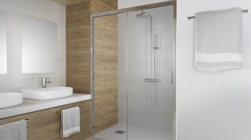 Apuesta por la continuidad visual en el baño con la Mampara frontal Klevan de Gala