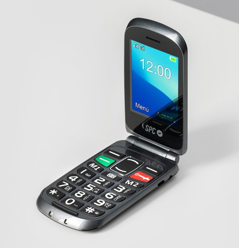 SPC presenta MAGNUS, su nuevo teléfono móvil para mayores compatible con audífonos con doble pantalla, marcación guiada y Smart Help
