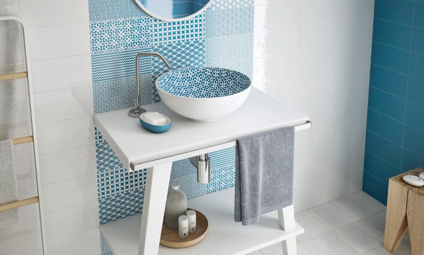 Consejos para la combinación de azulejos pequeños en el baño