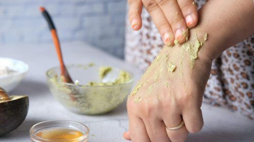 Desde hace ya un tiempo que los aguacates han entrado con fuerza en las cocinas españolas. Gracias a su versatilidad, el aguacate se ha convertido en un ingrediente fácil de incorporar en diferentes platos, como ensaladas, tostadas o guacamole. Pero lo que pocos saben es que no solo es aprovechable la pulpa, sino que también se puede reutilizar su hueso y su piel de distintas formas para aprovechar todo su potencial.