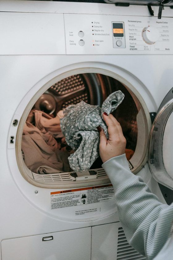 6 motivos por los que la ropa sale excesivamente húmeda de la lavadora