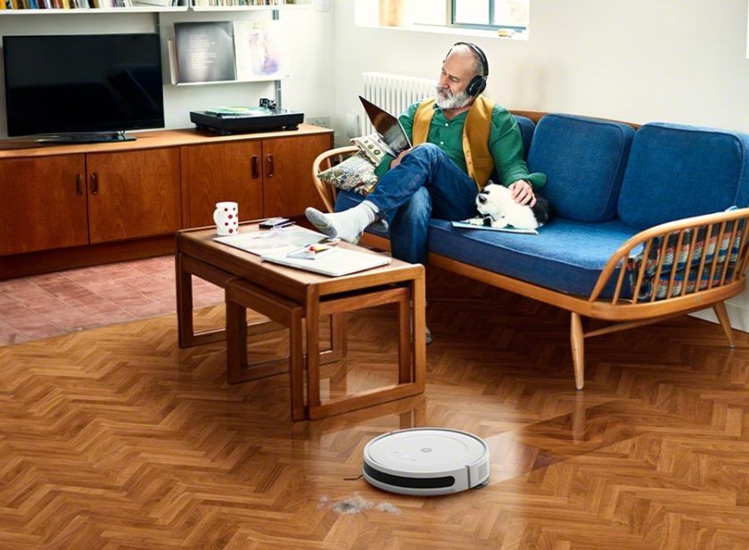 Roomba Combo® Essential, un robot aspirador y friegasuelos asequible.