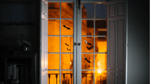 cómo decorar puertas y ventanas de aluminio para un Halloween espeluznante y elegante