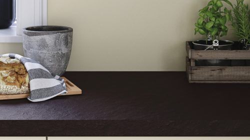 Gabarró presenta la última tendencia en encimeras de cocina: acabados texturizados y satinados de los tableros compactos y laminados HPL Polyrey