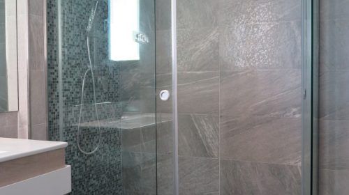 Beneficios de cambiar tu vieja bañera por un plato de ducha.