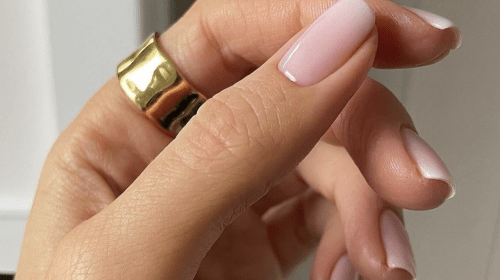 Las uñas jabón continuarán siendo tendencia este verano.