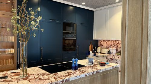 BANNI marca tendencia con mármol, contraste cromático y diseño envolvente en la cocina.