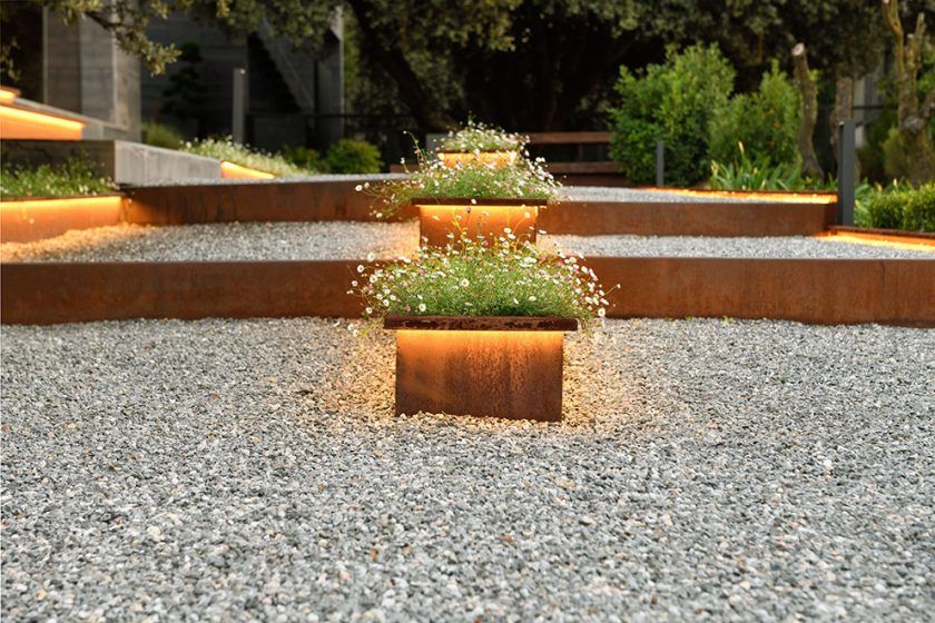 Lujo consciente: cómo los materiales nobles y tradicionales transforman los jardines en arte duradero.
