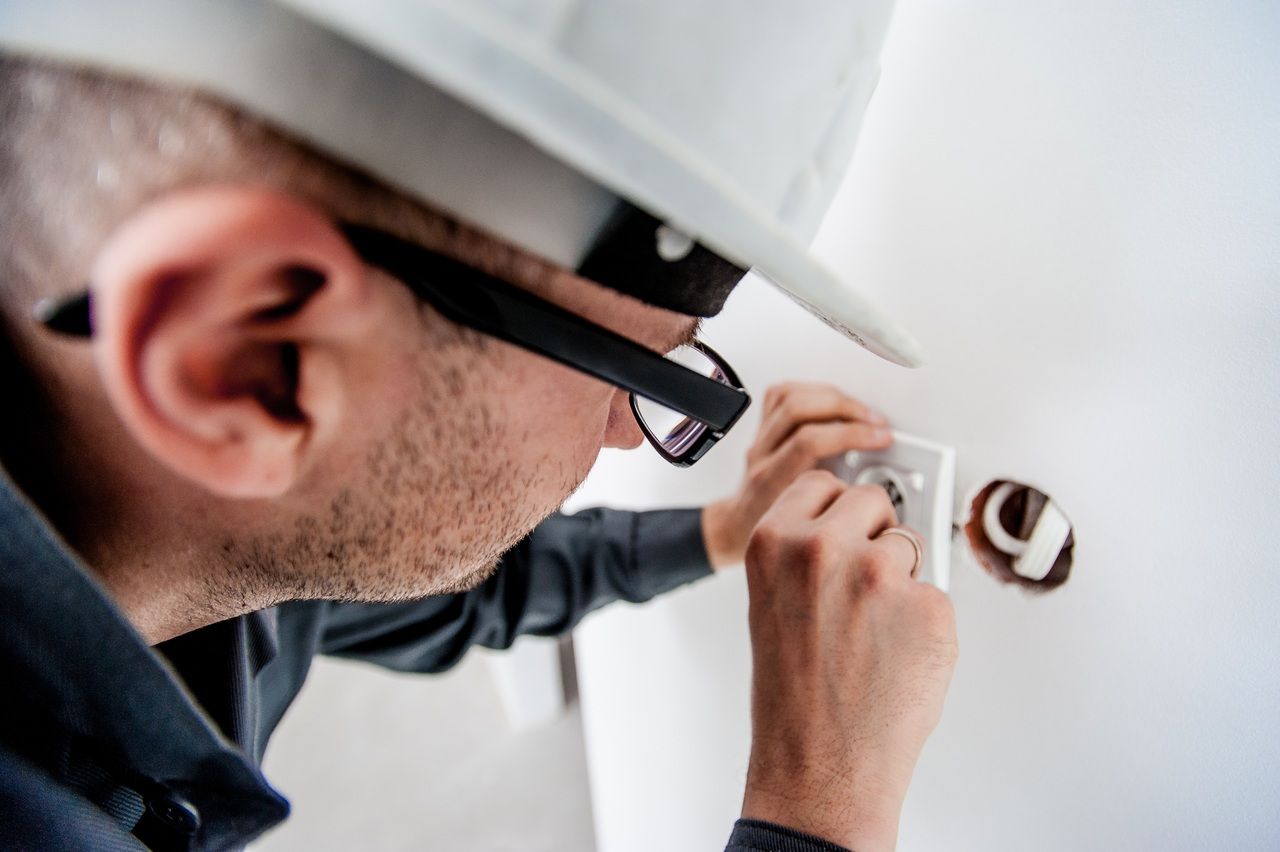 Guía rápida para detectar y solucionar problemas eléctricos en casa.