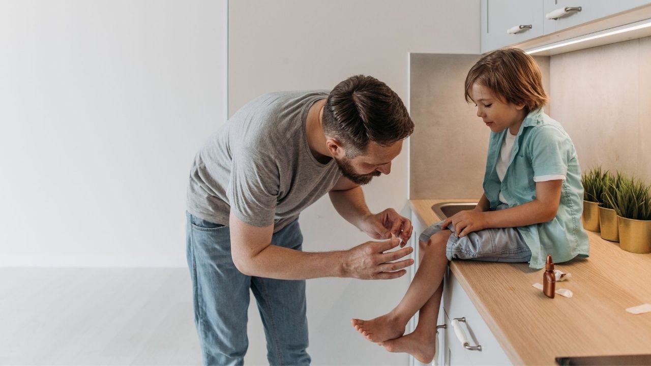 Heridas, picaduras y mordeduras en niños: cuándo actuar en casa y cuándo acudir a urgencias