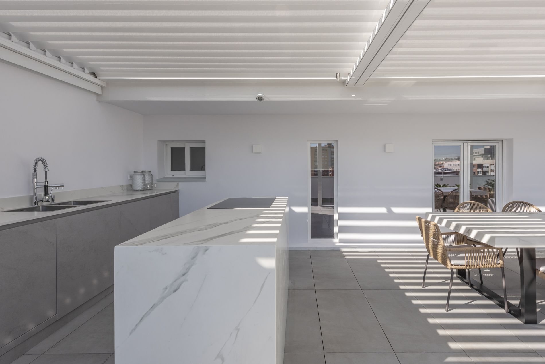 Arquitectura con sombra: claves para diseñar casas frescas sin aire acondicionado.