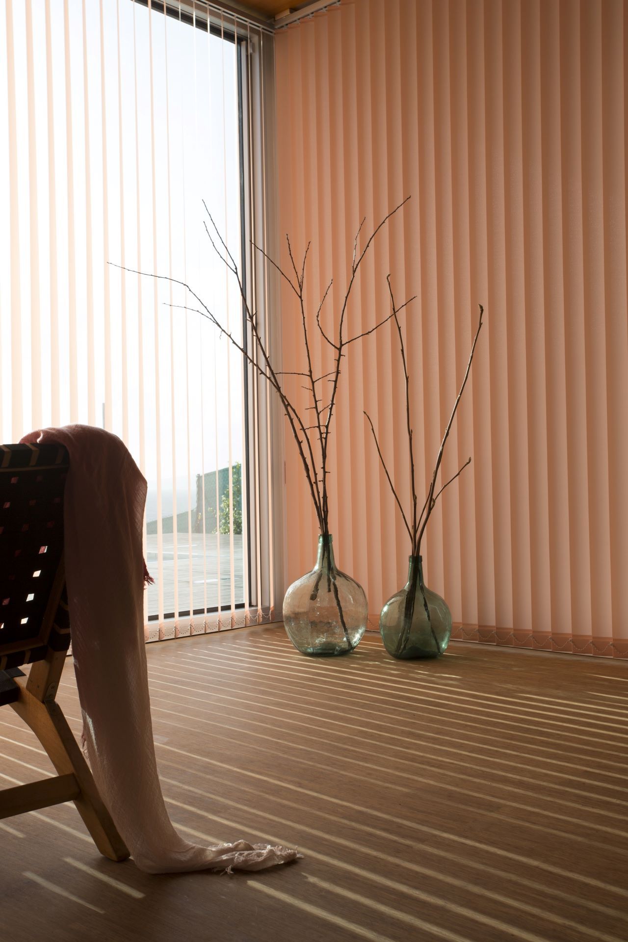 Optimizar la luz natural con cortinas verticales.