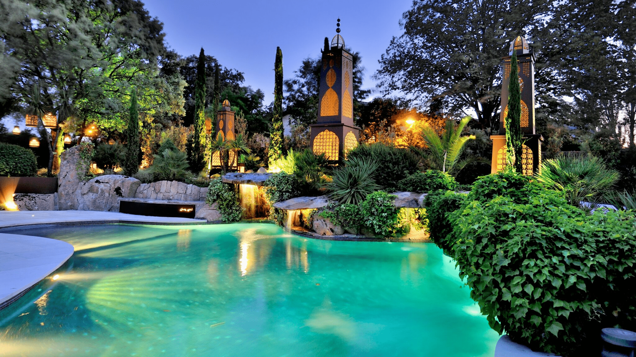 Paisajismo nocturno: cómo transformar el jardín en una experiencia sensorial bajo las estrellas.
