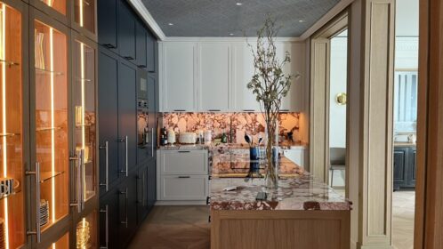 cocina de contrastes con mármol