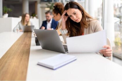 mujer en la oficina