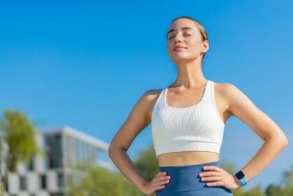 mujer con ropa de deporte