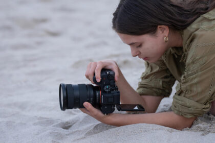 chica haciendo fotos en la playa