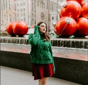 mujer con fondo navideño