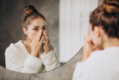 mujer frente a espejo