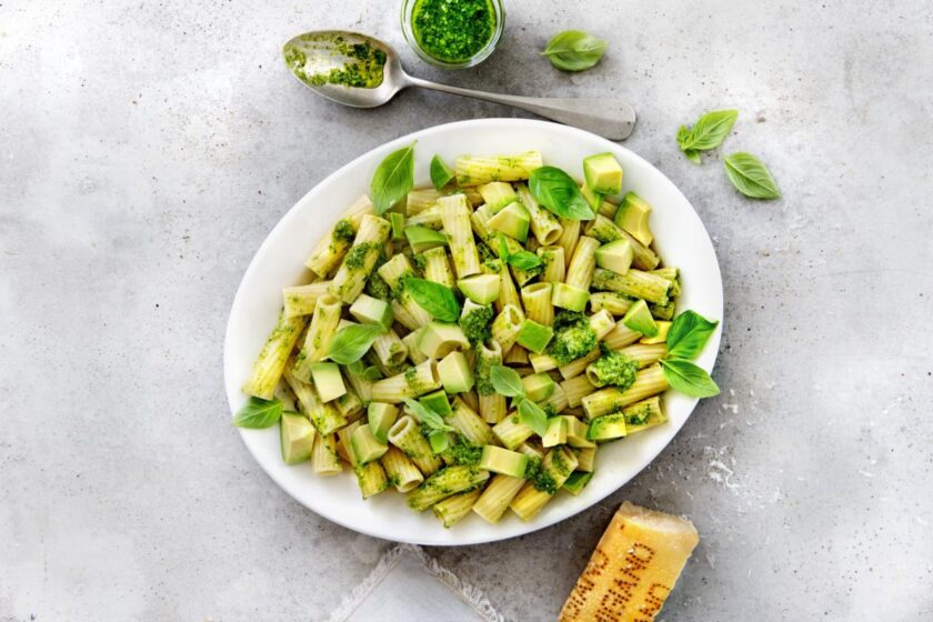 Recetas saludables: Pasta al pesto con aguacate