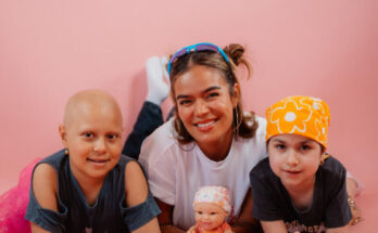 Nuevo Baby Pelón Con Cora, junto a Karol G