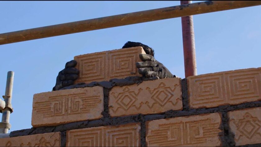 Convertir residuos en ladrillos ecológicos.