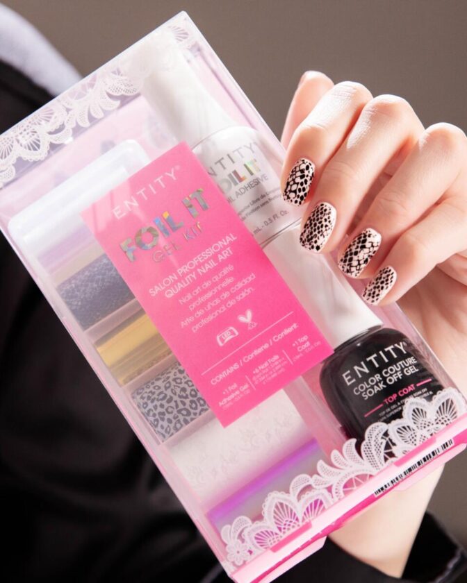 La manicura de quita y pon para lucir en cualquier momento: Uñas Foil.