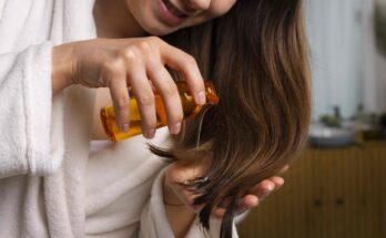 Aceite seco sobre el cabello: qué es, beneficios y cómo se aplica.