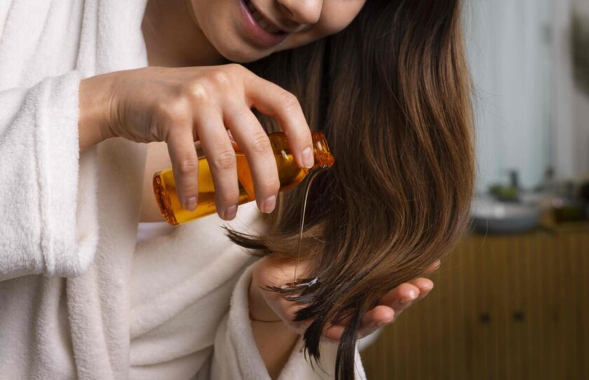 Aceite seco sobre el cabello: qué es, beneficios y cómo se aplica.